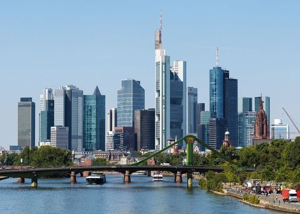 Skyline_Frankfurt_am_Main_2015_Christian Wolf, www.c-w-design.de_CC BY-SA 3.0 de